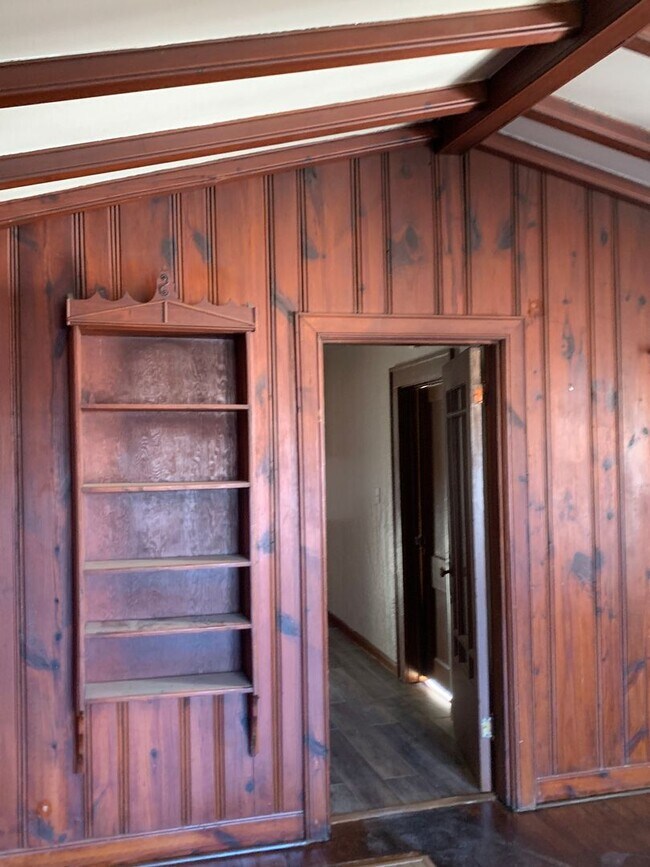 Building Photo - Two Bedroom Home Close to Medical Center