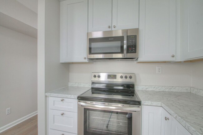 Building Photo - 350 Beechcroft Rd