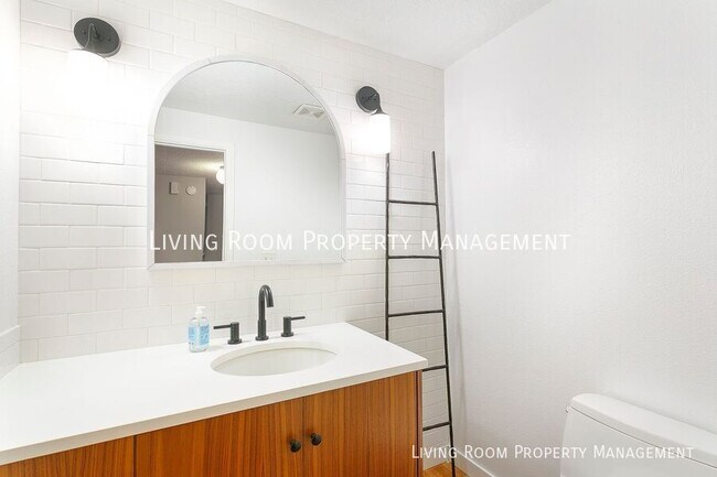 Building Photo - 12233 SE River Rd