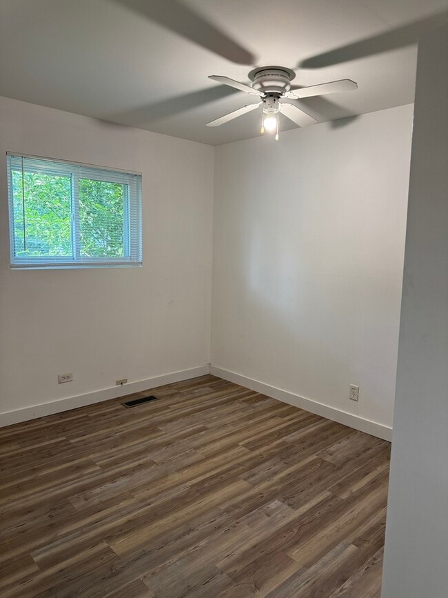Building Photo - 533 Redwood Rd