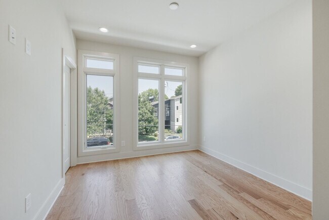 Building Photo - Stunning Salemtown Townhome!