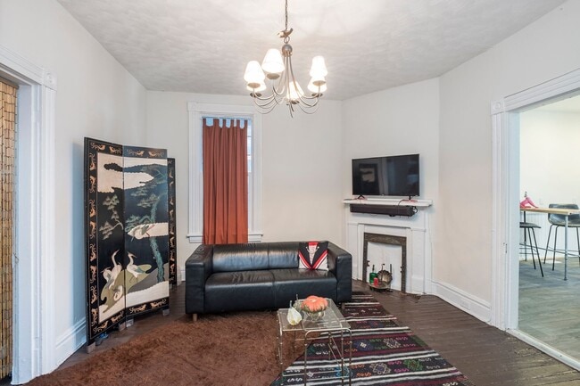 Building Photo - 2 BR/ 2 BA Historic Church Hill Home. Available February 10th!