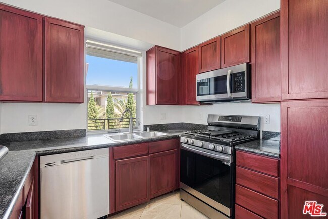 Building Photo - 6400 Crescent Prk E