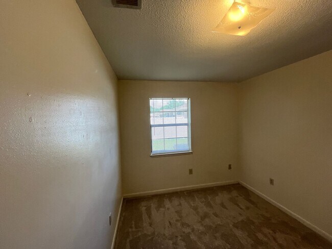 Building Photo - Charming 3-Bedroom plus Office located in between Hurlburt and Eglin AFB!
