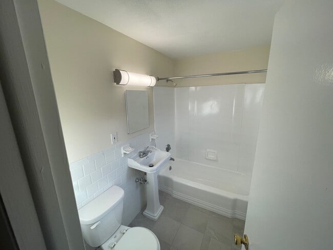 Building Photo - Top level apartment with city and water views in Watertown Square