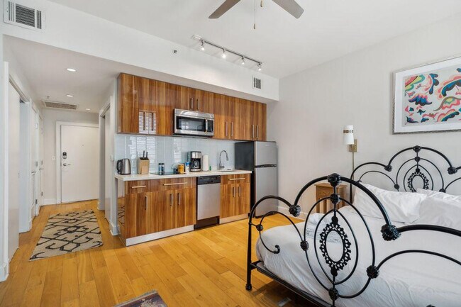 Building Photo - 925 Common St