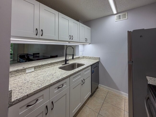 Building Photo - 4BR/4BA Condo off SW 34th Street - available NOW!