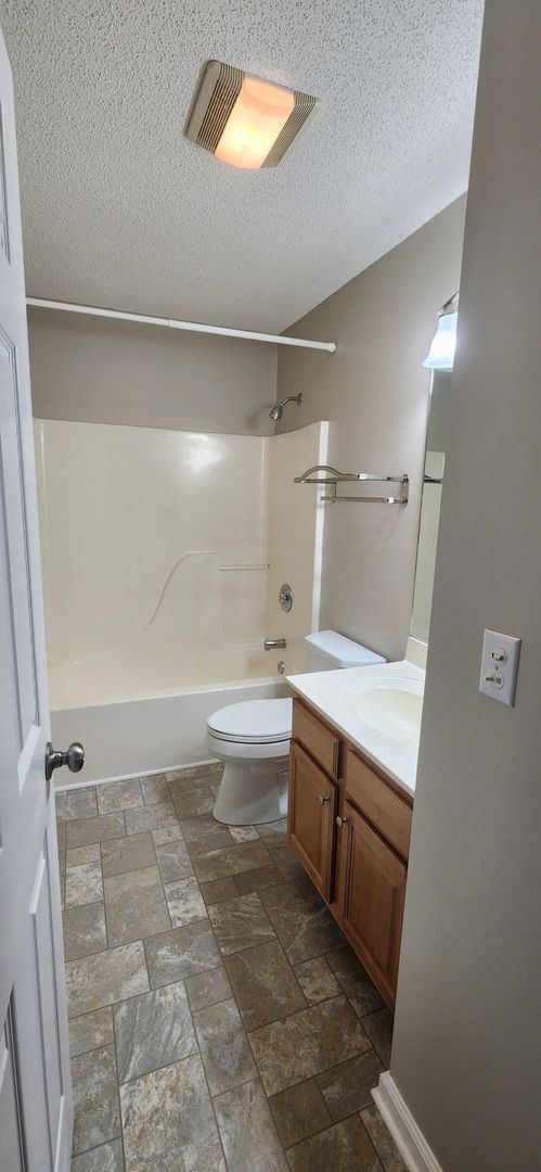 Building Photo - 3 bedroom / 2 bath Perfect location *Available for a 12 month lease* Unfurnished