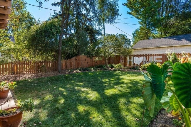 Building Photo - Spacious 4BR Home with Finished Lower Level & Fenced Yard in Upper Arlington