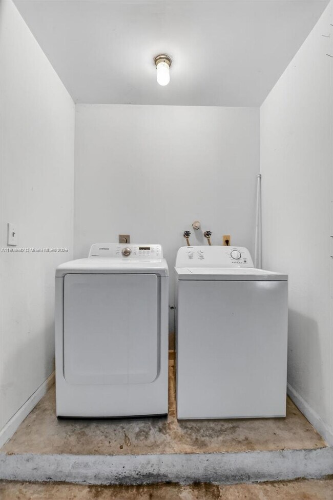 Building Photo - 6858 S Congress Ave