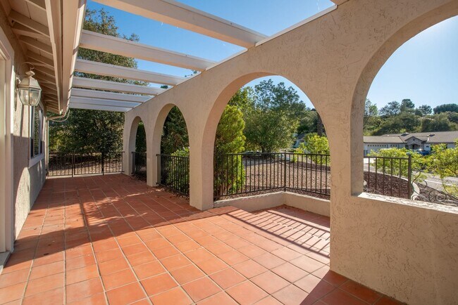 Building Photo - 11000 Meadow Glen Way E