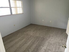 Building Photo - Location, location, location! 1226 SF Unit...