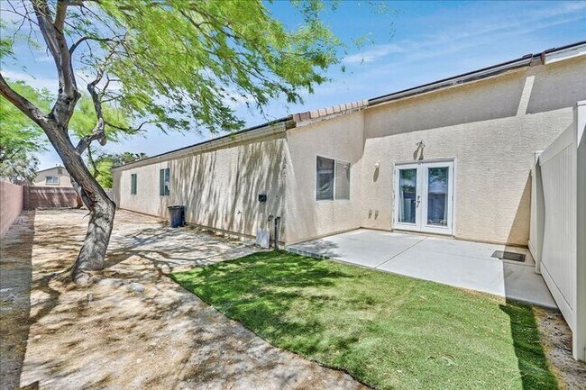 Building Photo - Stunning 3-Bedroom Townhome with Spacious Backyard & Fireplace