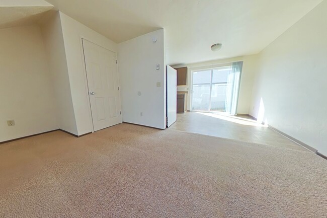 Building Photo - 2 Bed Townhouse Near Downtown with Assigned Parking