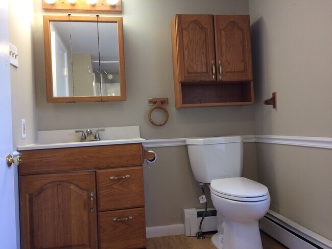 Building Photo - AVAILABLE NOW! Economical home with wood floors, Palisades Schools, laundry, gas heat