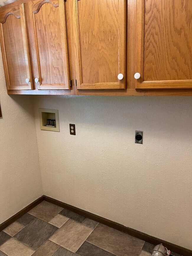 Building Photo - Available July 25th!!! No showings until June 1st