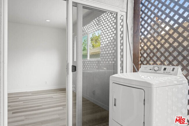 Building Photo - 423 Rexford Dr