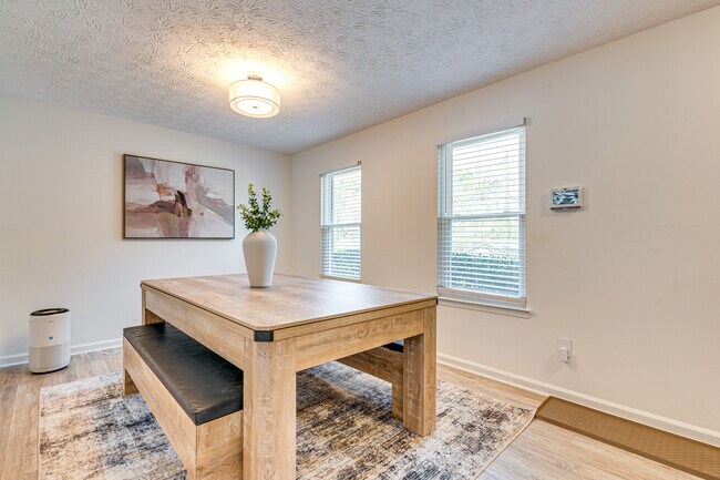 Building Photo - 2056 Sitser Ln