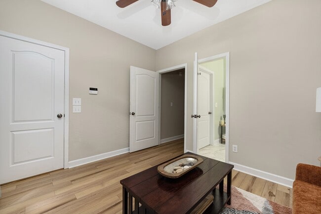 Building Photo - Stylish 3-bedroom townhome in Vermillion in Hustersville