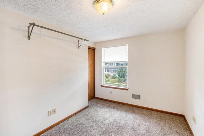 Building Photo - 528 Avon St