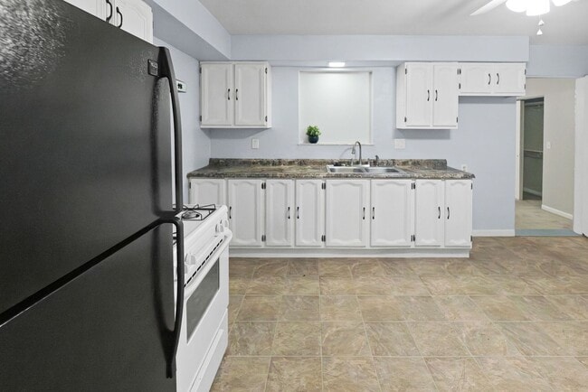 Building Photo - 113 E Apple St