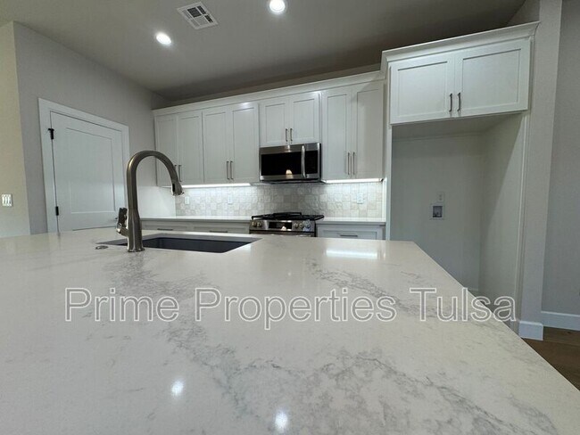 Building Photo - 1102 E Delmar Pl