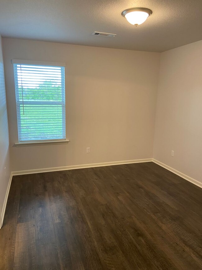 Building Photo - *Pre-leasing* Three Bedroom | Two and a Ha...