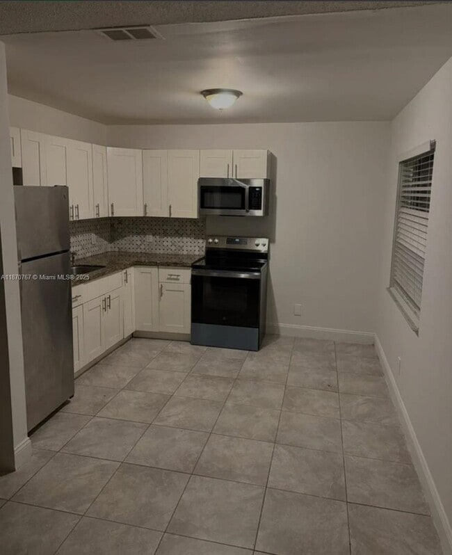 Building Photo - 853 SW 9th Ct