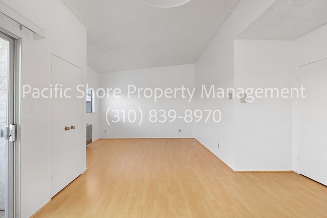 Building Photo - Charming Upper-Level One Bedroom with Priv...