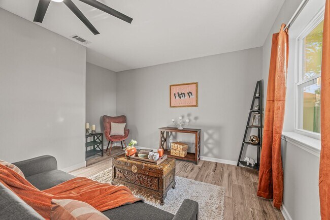 Building Photo - Stunning 4 bedroom with two bonus spaces, ...