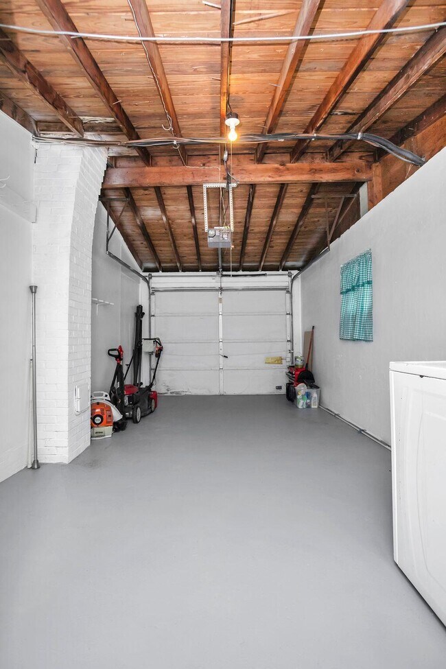 Building Photo - 557 Buckingham Ave