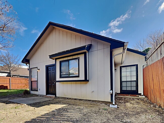 Building Photo - 906 Sylvan Creek Dr