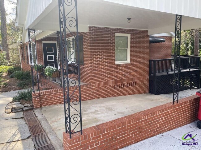 Building Photo - 2740 Northwoods Dr S