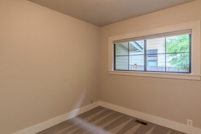 Building Photo - 4Bd/2.75Ba Seattle House