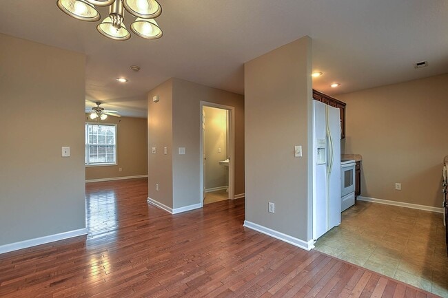 Building Photo - 2121 S Greenwood Dr