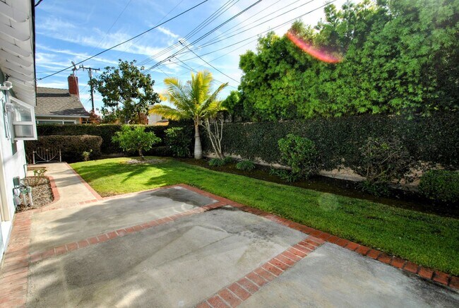 Building Photo - Charming Four Bedroom Rossmoor Home