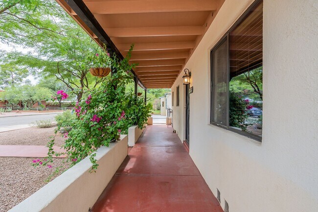 Building Photo - 2333 E Drachman St