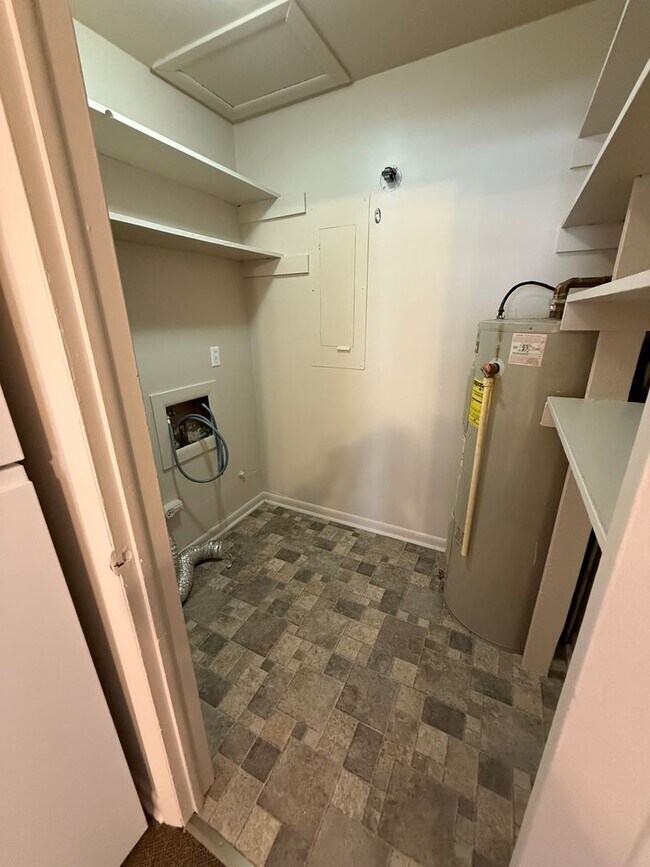 Building Photo - 2 bed / 1 bath duplex in country setting