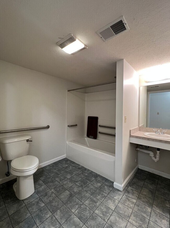 Building Photo - Downtown 2-Bdr 2-Bth Condo - First Floor -...
