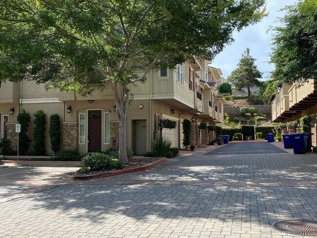 Building Photo - 3bedroom 3 bath home in the Solaire Commun...