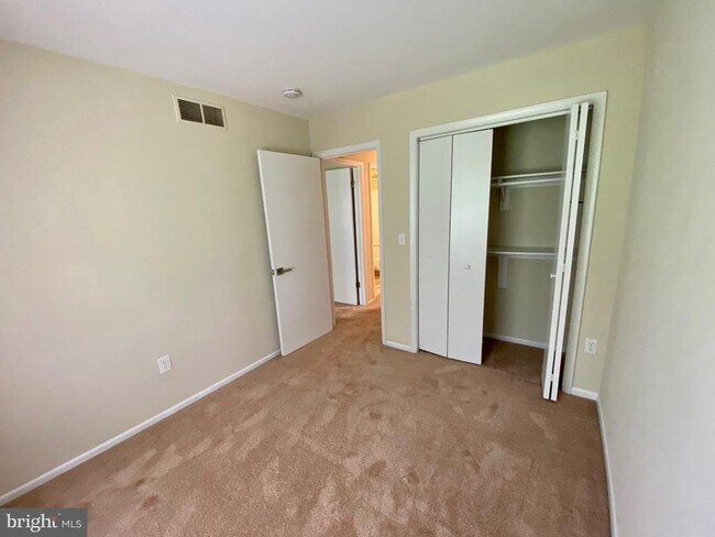 Building Photo - 1010 Commanders Way N