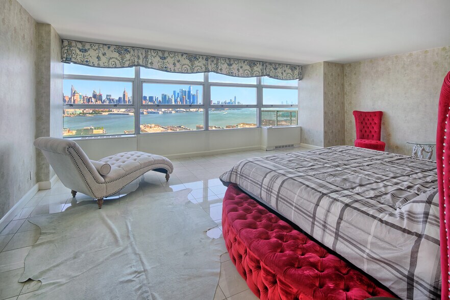 Building Photo - 6050 Boulevard E