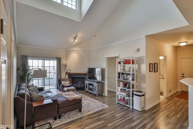 Building Photo - Bright, spacious 2-bedroom / 2-bath condo available now!