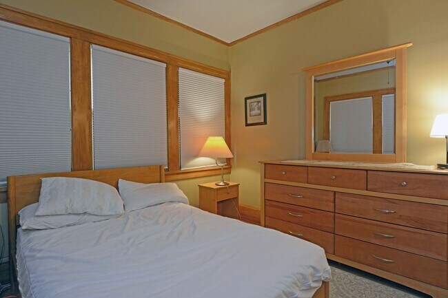 Building Photo - Charming, Fully Furnished 2BR Condo – All Utilities Included!