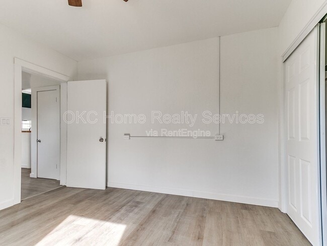 Building Photo - 1812 W Noble Ave