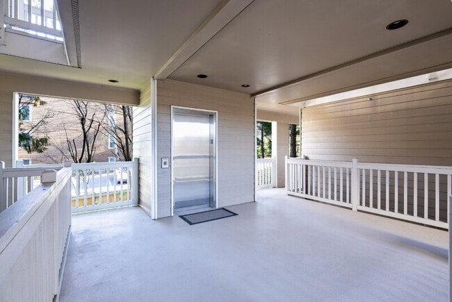 Building Photo - 702 Kirkland Way