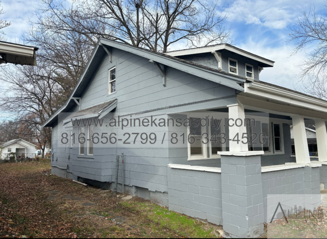 Building Photo - Spacious Upstairs Loft!