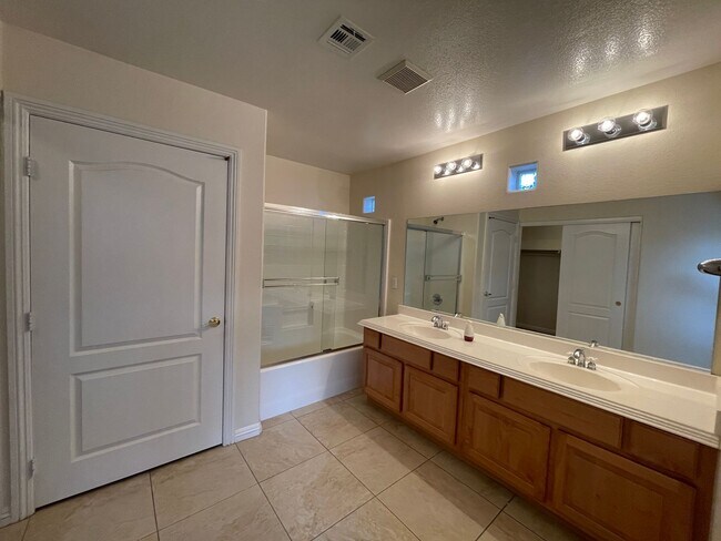 Building Photo - 4820 Palm Tree Ct