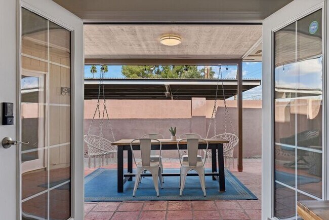 Building Photo - Furnished Optional 3 bed 2 bath Townhome