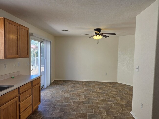 Building Photo - 3 Bed/2 bath home located in desirable Holiday Shores, Bullhead City AZ.
